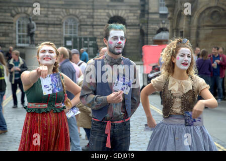 Les artistes des scènes de l'Edinburgh Festival Fringe festival de rue parrainé vierge Edinburgh, Ecosse "la fille qui est tombé amoureux de la lune" Banque D'Images