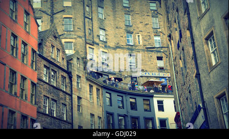 Des scènes dans la rue Victoria St de l'Edinburgh Festival Fringe festival de rue 2015 parrainé vierge Edinburgh, Ecosse, Royaume-Uni Banque D'Images