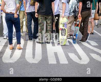 Un groupe de planchistes de traîner dans NYC. Banque D'Images