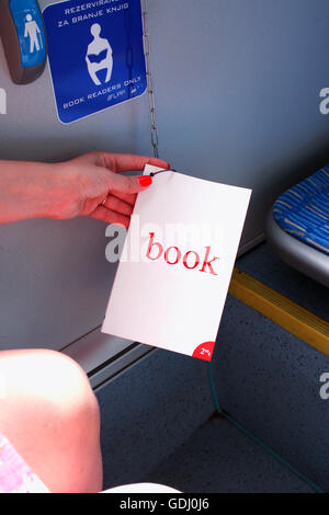 Livre pour lecture en train bus Banque D'Images