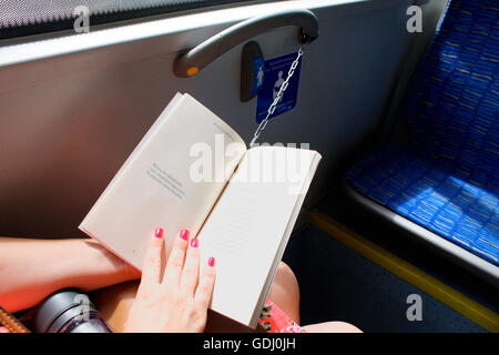 Femme lisant ebook sur train bus Banque D'Images