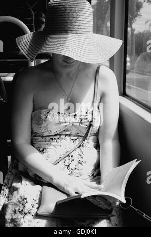 Femme lisant ebook sur train bus Banque D'Images