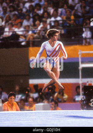 Mary Lou Retton des USA joue sur les exercices au sol au cours de la concurrence au Jeux Olympiques de 1984 à Los Angeles. Banque D'Images