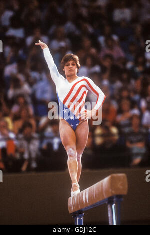 Mary Lou Retton de USA effectue sur la poutre lors de la compétition au Jeux Olympiques de 1984 à Los Angeles. Banque D'Images