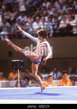 Mary Lou Retton des USA joue sur les exercices au sol au cours de la concurrence au Jeux Olympiques de 1984 à Los Angeles. Banque D'Images