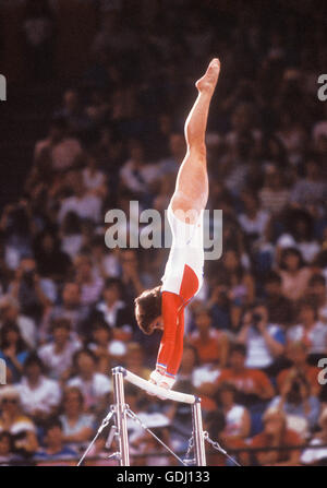 Mary Lou Retton de USA effectue sur des barres parallèles au cours de la concurrence au Jeux Olympiques de 1984 à Los Angeles. Banque D'Images