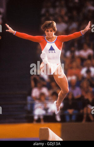 Mary Lou Retton de USA effectue sur la poutre lors de la compétition au Jeux Olympiques de 1984 à Los Angeles. Banque D'Images