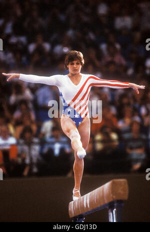 Mary Lou Retton de USA effectue sur la poutre lors de la compétition au Jeux Olympiques de 1984 à Los Angeles. Banque D'Images