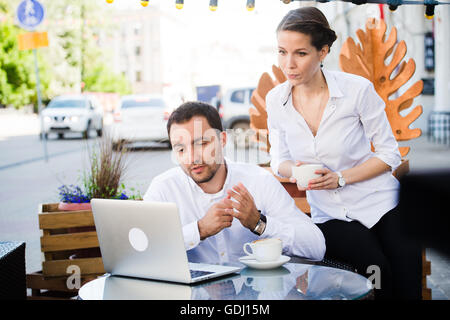 L'homme et la femme au bar en plein air. Profondeur de champ courte Banque D'Images