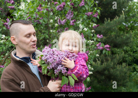 Papa et bébé dans le jardin Banque D'Images