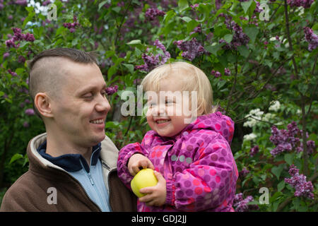 Papa et bébé dans le jardin Banque D'Images