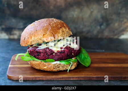 Burger de haricots noirs et de betterave au fromage fondu et le thym Banque D'Images