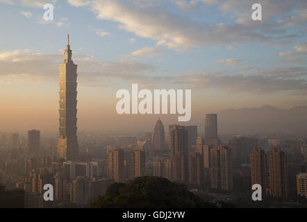 Taipei, Taiwan - le 5 janvier 2015 : Photo de Taipei City skyline pendant le coucher du soleil. Banque D'Images