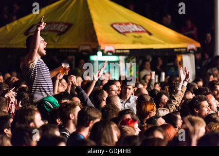 Auditoire extatique au concert de rock de nuit @ Zagreb, Croatie, Europe, 2014 Banque D'Images