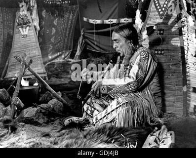 USA ; Amerika ; nord ; Western ; Wildwest ; Westmann ; Cowboy ; Waffe arme ; ; ; ; revolver Colt Mann ; l'homme ; Aushangfoto Genreklassiker ; Hall ; carte ; 1950er ; années 1950, Indianer, American Natives, chef, Banque D'Images