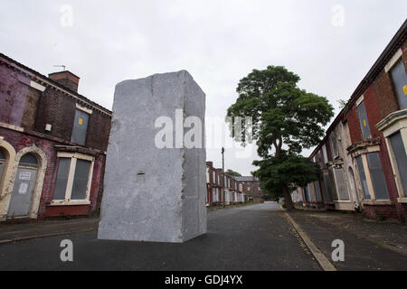 'Momentary Monument - Le stone' par Lara Favaretto, se dresse sur Rhiwlas Street, à Liverpool, Merseyside, dans le cadre de la Biennale 2016 Banque D'Images