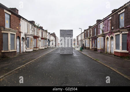 'Momentary Monument - Le stone' par Lara Favaretto, se dresse sur Rhiwlas Street, à Liverpool, Merseyside, dans le cadre de la Biennale 2016 Banque D'Images