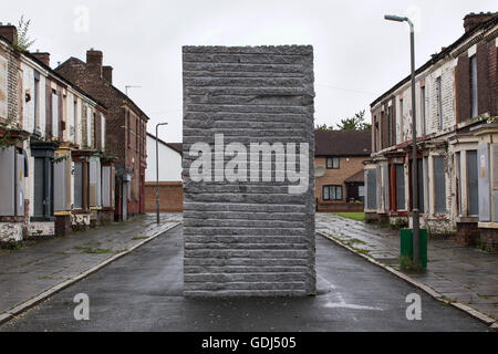 'Momentary Monument - Le stone' par Lara Favaretto, se dresse sur Rhiwlas Street, à Liverpool, Merseyside, dans le cadre de la Biennale 2016 Banque D'Images