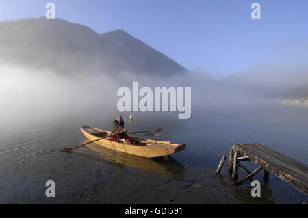 Géographie / voyage, Autriche, Plansee, près de Reutte, barque dans le brouillard, Banque D'Images