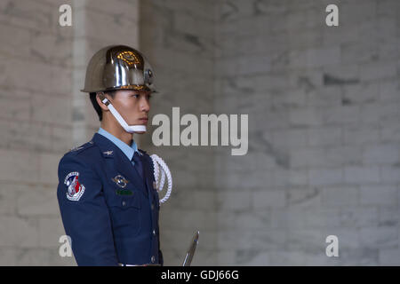 Taipei, Taiwan - le 08 janvier 2015 : jeune soldat à l'évolution des gardiens à l'intérieur de la cérémonie Chiang Kai-Shek Memorial Hall. Banque D'Images