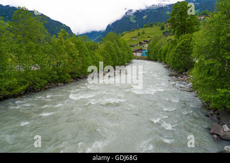 Un courant rapide de la rivière de montagne à Grindelwald Grund, Berne, Suisse Banque D'Images