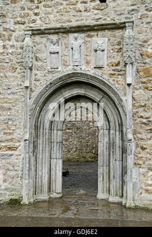 Géographie / voyage, Irlande, comté d'Offaly, églises, monastères / cloître Clonmacnoise, fondé par Saint Ciaran AD 545, portail, vue extérieure, Banque D'Images