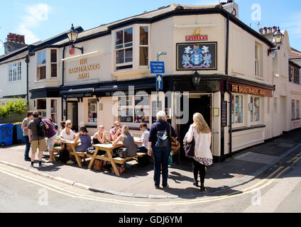 Les gens assis à l'extérieur du bras de vanniers pub dans le Brighton North Laine Banque D'Images