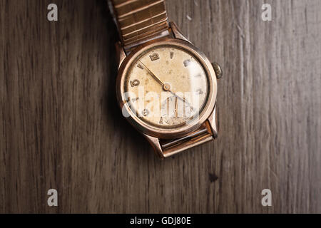 Montre-bracelet Vintage sur une table en bois. Montre classique Banque D'Images