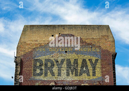 Un ancien mur publicité pour brymay correspond, un ghost sign in fulham, Londres, Angleterre Banque D'Images