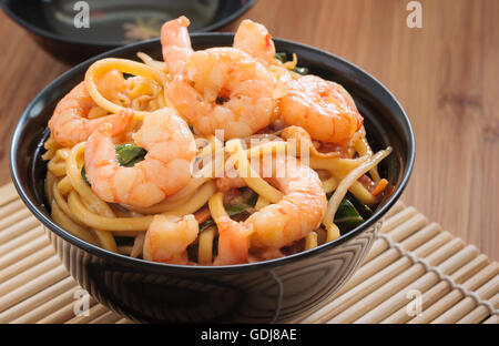 Chow mein crevette ou lo mein crevettes sautées avec des nouilles aux œufs légumes et fèves germées Banque D'Images