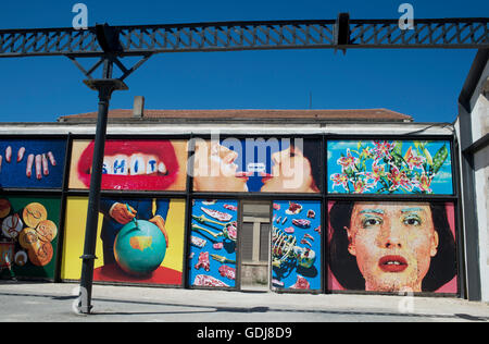 Arles, France. Les ateliers (ateliers anciens désignée pour être un musée photographique). Afficher par magazine, produit entretien semblait faire Banque D'Images