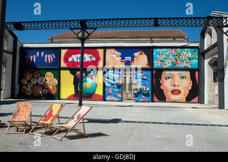 Arles, France. Les ateliers (ateliers anciens désignée pour être un musée photographique). Afficher par magazine, produit entretien semblait faire Banque D'Images