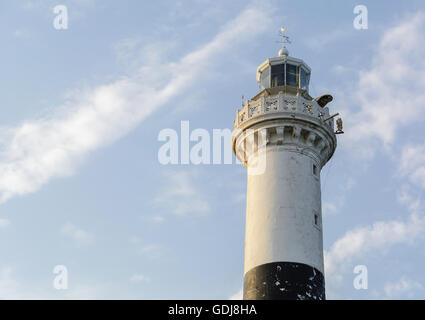 Pierre blanche haut phare against a blue sky with clouds Banque D'Images