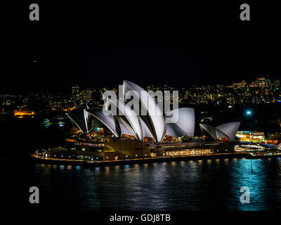 Le port de la ville de Sydney Opera House avec vue skyline at night en Australie Banque D'Images