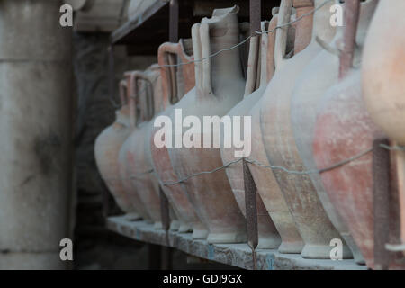 Vieux pots en argile en Italie Banque D'Images