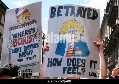 Les manifestants manifestants anti holding Boris Johnson affiches à Brexit 'Marche du référendum pour l'Europe" manifestation à Londres Juillet 2016 KATHY DEWITT Banque D'Images