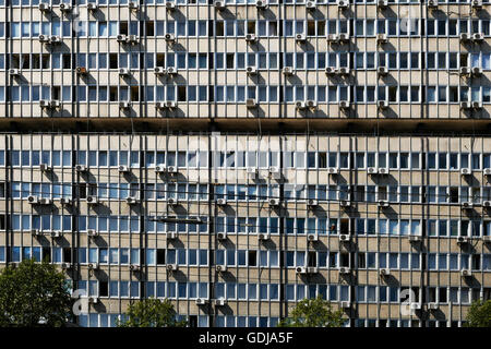 Des tours d'extérieur de bâtiment public avec des appareils de climatisation à Belgrade, Serbie Banque D'Images