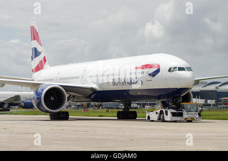 British Airways Boeing 777 remorqué pour rester à l'aéroport Heathrow de Londres Banque D'Images