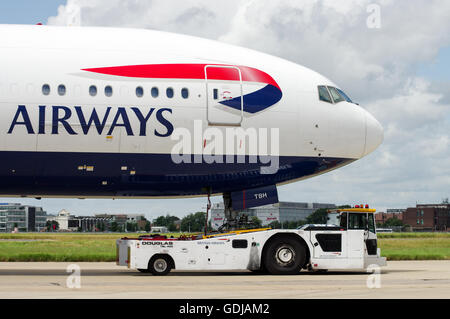 British Airways Boeing 777 remorqué pour rester à l'aéroport Heathrow de Londres Banque D'Images