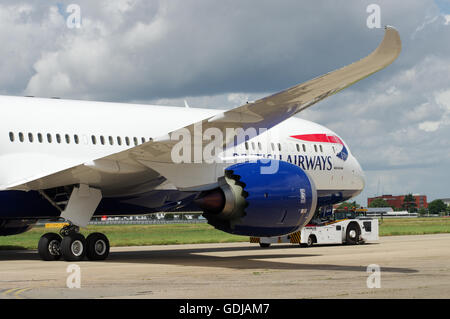 British Airways Boeing 787 Dreamliner remorqué pour rester à l'aéroport Heathrow de Londres Banque D'Images