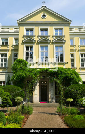 Borch palace - maison de l'archevêque de Varsovie le 25 mai 2014 à Varsovie, Pologne. Vue du jardin. Banque D'Images