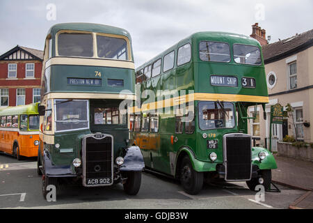 Guy PBR902 No.74 & Leyland WRJ179 autobus stationnés à l'arrêt de tramway   dimanche un festival des transports qui a eu lieu le dans la ville balnéaire de Fleetwood, Lancashire, UK Banque D'Images
