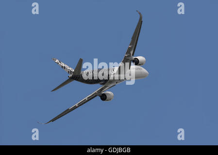 En avion, ciel bleu shot d'Airbus A350 XWB, Farnborough Air Show 2016. Banque D'Images