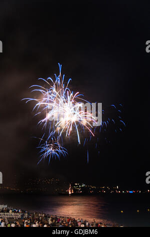 Feux d'artifice illuminent le littoral de Nice à la 14e de juillet, le jour de la bastille. Banque D'Images