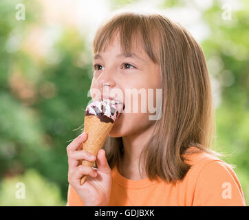 Fille avec de la crème glacée Banque D'Images