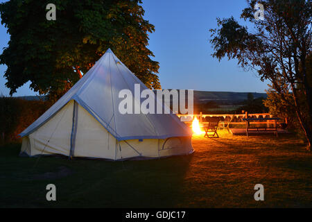 Bell tente et feu de camp - glamping au Royaume-Uni Banque D'Images