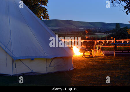 Bell tente et feu de camp - glamping au Royaume-Uni Banque D'Images