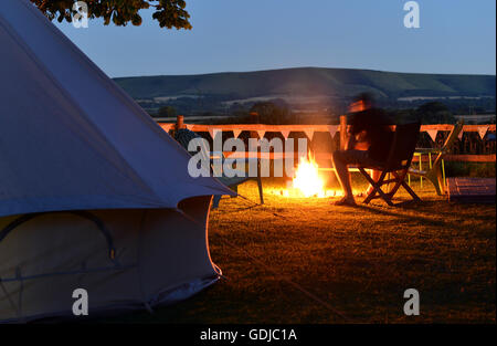 Bell tente et feu de camp - glamping au Royaume-Uni Banque D'Images