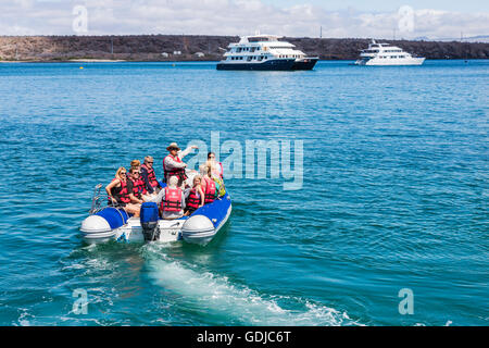 Convoyage bateau gonflable typique panga passagers d'un bateau de croisière à Baltra, îles Galapagos, Equateur, Amérique du Sud Banque D'Images