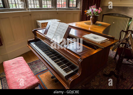 En bois vintage avec piano sheet music Banque D'Images